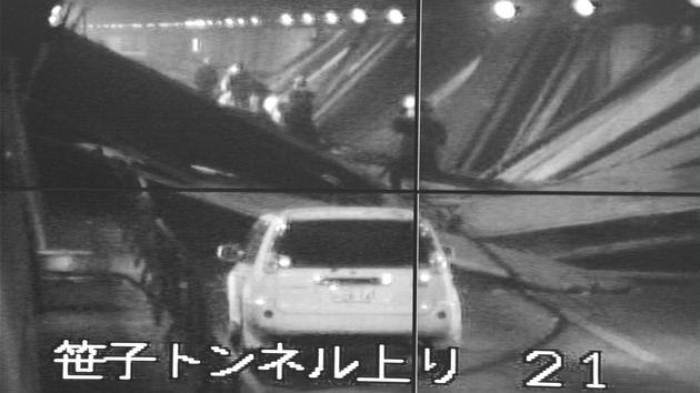 Záběry z bezpečnostních kamer uvnitř tunelu ukazují uvázlá auta a záchranáře, kteří se k nim snaží dostat. 