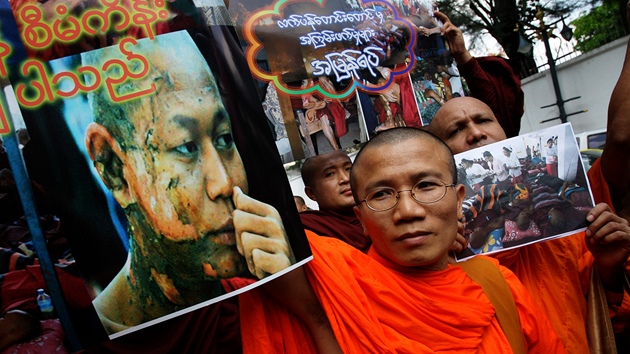 Barmt buddhistit mnii v Thajsku protestuj proti krutmu zachzen policie se svmi kolegy, kte demonstrovali proti mdnmu dolu. 