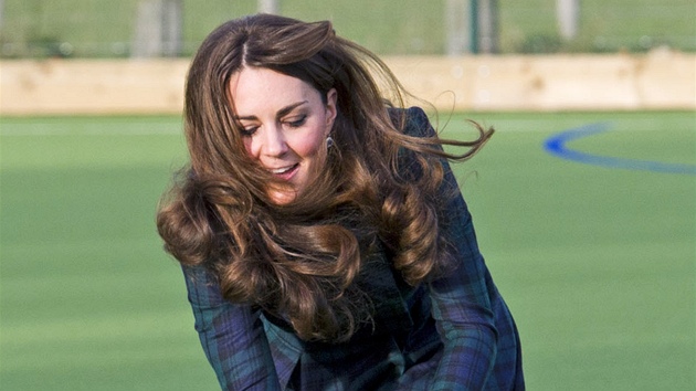 Kate Middletonov ukzala, e j pozemn hokej nen vbec ciz. Ani v podpatcch. 