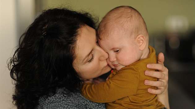 Martha Issov a jej ptimsn dcera Frantika, jejm otcem je reisr David Ondek. 