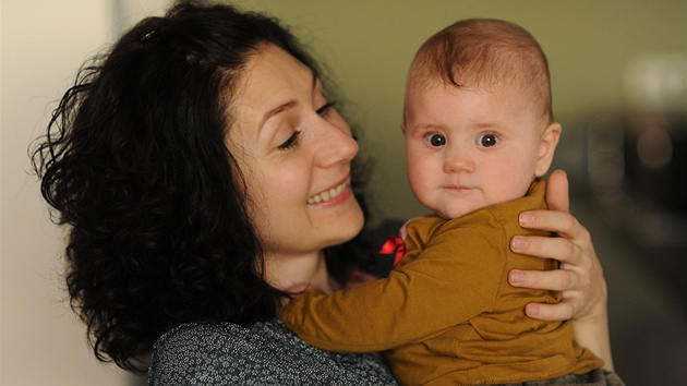 Martha Issová a její tehdy pětiměsíční dcera Františka, jejímž otcem je režisér David Ondříček. (2012)