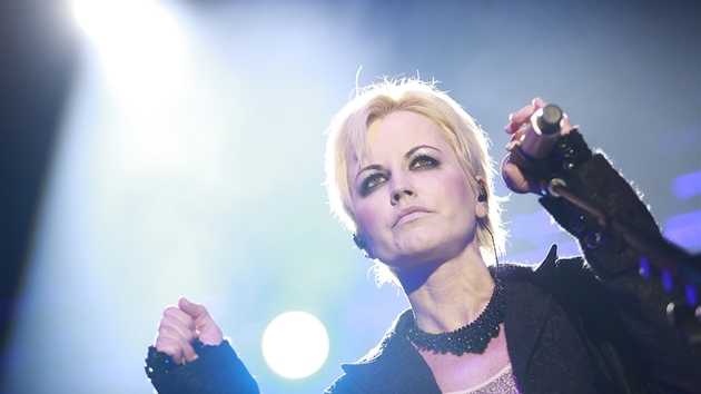 Zpěvačka Dolores O'Riordanová na pražském koncertu Cranberries