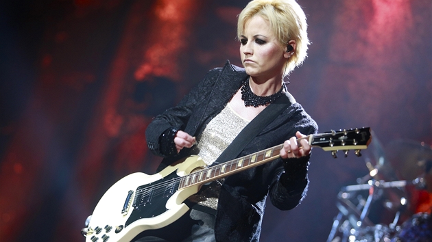 Zpvaka Dolores O'Riordanov na praskm koncertu kapely The Cranberries