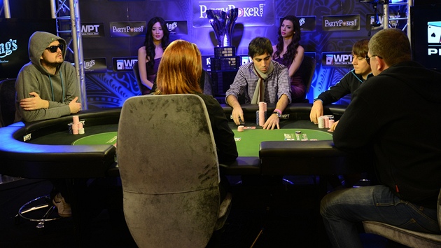 FIN�LOV� ST�L. Marcin Wydrowski, celkov� v�t�z turnaje World Poker Tour v Praze sed� zcela vlevo.