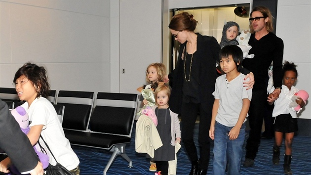 Angelina Jolie, Brad Pitt a jejich est dt: Pax, Shiloh, Vivienne, Knox, Maddox a Zahara (2011)