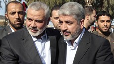 Exilový vdce hnutí Hamas Chálid Mial (vpravo) s premiérem Ismaílem Haníjou po...