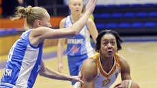 Marshae Dotsonová (vpravo) z V� Praha p�i st�elb�. Brání ji Maria �erepanovová