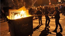 Demonstranti pálí podobiznu starosty Mariboru France Kanglera. (3. prosince