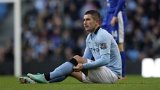 DOHRÁL. Aleksander Kolarov, obránce Manchesteru City, sedí na trávníku a za