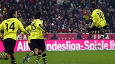 STŘELEC VE VZDUCHU. Fotbalisté Dortmundu se sbíhají k Mariovi Götzemu (vpravo),...