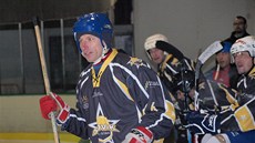 KAPITÁN SKÁ�E NA LED. Kapitán fotbalové Dukly Patrik Gedeon si hokejový zápas