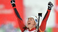 VÍT�ZKA. Norská biatlonoistka Synnöve Solemdalová slaví sv�j triumf v