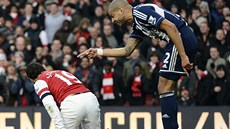 SÁHNI SI DO SV�DOMÍ! Steven Reid z West Bromwiche nadává Santimu Cazorlovi