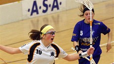 OSLAVA. Liberecká florbalistka Klára Leierová (vlevo) jásá po tref� do sít�