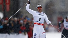 P�EDE V�EMI. �védský ly�a� Emil Jönsson slaví sv�j triumf v quebeckém sprintu.