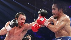 LEVAKOU. Filipínský boxer Manny Pacquiao (vpravo) inkasuje úder od Mexiana