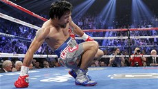 JET NEKONÍM. Manny Pacquiao se zvedá ze zem.