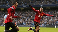 VÝBUCH RADOSTI. Fotbalisté Manchesteru United oslavují v derby proti City