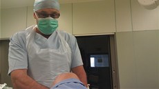 Jde se na to. Robert Janík p�ipravuje moje koleno k zákroku.