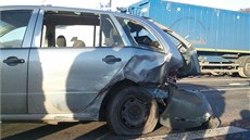K dopravní nehod dolo v Bystanech na Teplicku, srazila se tyi osobní auta s kamionem.