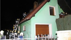 Jihoetí hasii zasahovali ve tvrtek veer u poáru domu v Raicích na