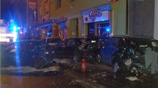 Poniené automobily na ulici 28. íjna v Ostrav po ílené noní jízd mladého opilého idie.