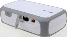 Pod gumovou krytkou na pravé stran GPS trackeru GL200 je ukryt USB konektor a