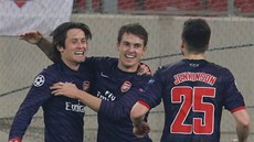Hrái Arsenalu se radují, zleva autor gólu Rosický, dále Ramsey a Jenkinson.