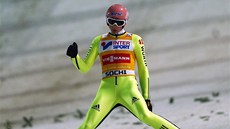 Nmecký skokan na lyích Severin Freund po dopadu pod budoucím olympijským