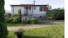 D�ev�né zábradlí u vstupu do domu vyst�ídalo kovové, které je mnohem
