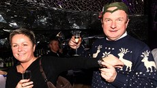 TRENÉR S MAN�ELKOU. Plze�ského kou�e Pavla Vrbu doprovázela na party v  music...