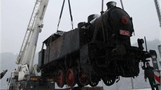 Dva jeáby, které byly ke sthování lokomotivy poteba, zvedly do vzduchu 38 tun poctivého eleza.