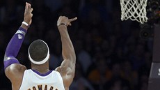 Dwight Howard z LA Lakers pi trestném hodu.
