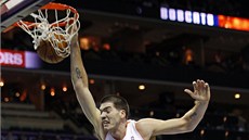 Byron Mullens z Charlotte letí do koe Portlandu.