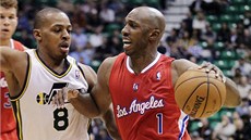 Chauncey Billups (vpravo) z LA Clippers uniká Randymu Foyeovi z Utahu.