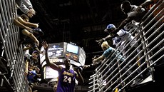 Kobe Bryant z Los Angeles Lakers opou�tí duel hraný na palubovce New Orleans