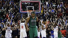 Paul Pierce z Bostonu je zklamaný, v pozadí se radují hrái Philadelphie.