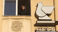 Majitelka domu Jit�enka Volencová u kontroverzní symbolu. 