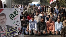 Egypané se modlí bhem demonstrace na podporu prezidenta Mursího.