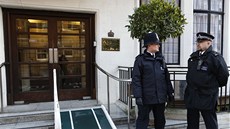 Policisté stojí ped Nemocnicí krále Edwarda VII., kde nedávno strávila nkolik