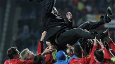 V�ECHNO NEJLEP�Í, TRENÉRE! Fotbalisté Plzn� slaví postup do jarní �ásti...