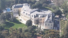 Peníze na nemovitost pojmenovanou The Manor (Panství) v reziden�ní �tvrti...
