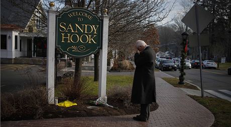 Americký Newtown truchlí za obti stelby ve kole Sandy Hook. (16. prosince...
