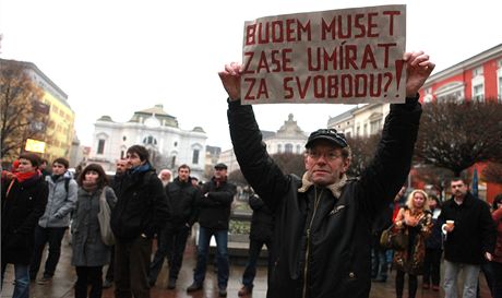 Na protikomunistickou demonstraci v Ústí nad Labem pilo kolem stovky lidí.