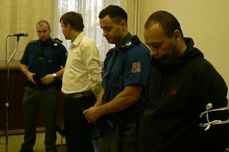 Patrik Foltyn (vpravo) a Pavel Pauka (druhý zleva), kteí jsou obalovaní z