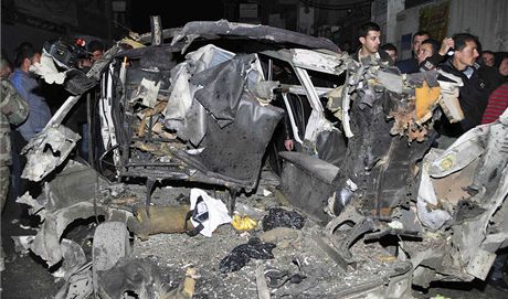 Zdemolované vozidlo po pumovém útoku v centru Damaku (12. prosince 2012).