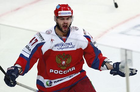 ZASTAVTE MAINU. Alexander Radulov se raduje z gólu - tenhle obrázek by hokejsité Lva v pítích dnech vidli velmi neradi.