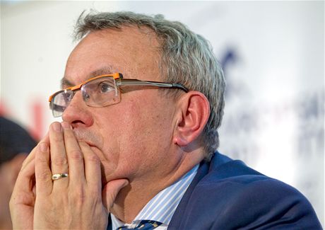 Vladimír Dlouhý pi debat prezidentských kandidát (12. prosince 2012)
