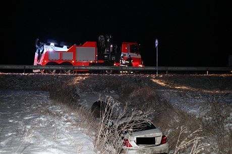 Mercedes letl pes svodidla a dopadl do pkopu.