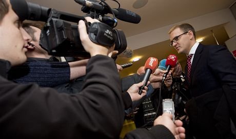 Daniel Ketínský po jednání disciplinární komise hovoí s novinái.